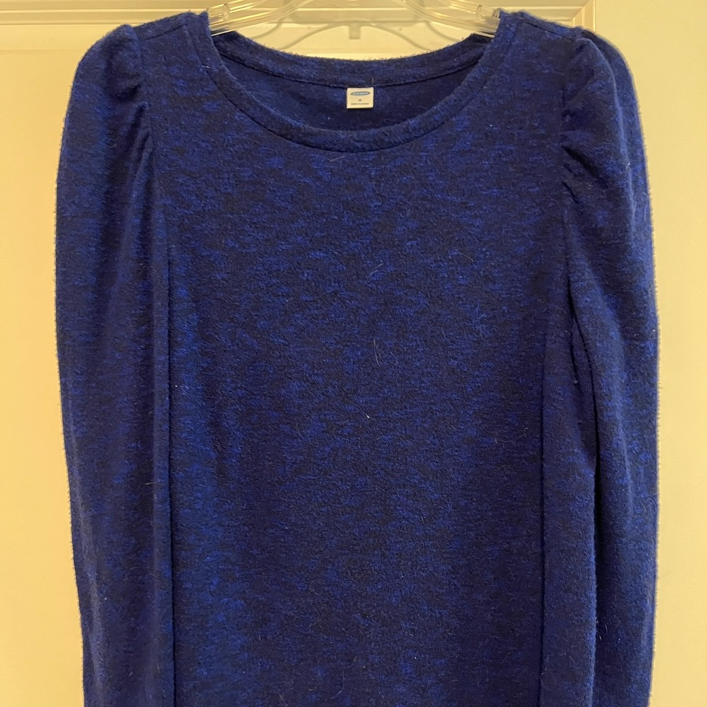 Long sleeve puffed shoulder.